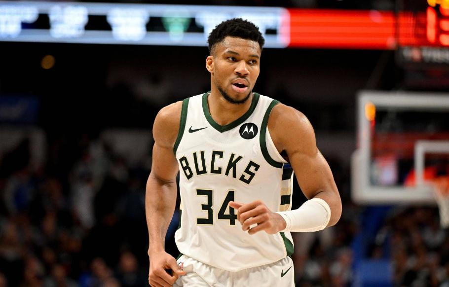 密尔沃基雄鹿半决赛险胜广东男篮，浓眉砍下13记关键球，全场沸腾的简单介绍